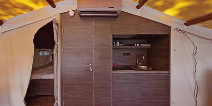 Luxury camping - Klimaanlage - Innenansicht - Centro Vacanze Pra`delle Torri - Suncamp SunLodge Safari von Suncamp auf Centro Vacanze Pra`delle Torri